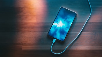 El incendio fue ocasionado porque dejaron un celular cargando en un sofá. (Imagen Ilustrativa Infobae)