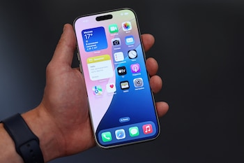 Apple Intelligence es compatible con toda la línea de iPhone 16. REUTERS/Evgenia Novozhenina
