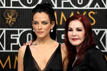 Priscilla Presley se convirtió en abuela a los 54 años cuando su hija Lisa Marie dio a luz a Riley Keough en 1989 (Reuters)