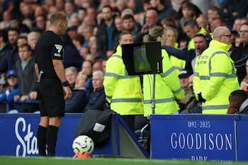 El VAR, en el ojo de la tormenta en la Premier League (REUTERS/Phil Noble)