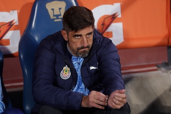 El exentrenador del Guadalajara, Veljko Paunovic, durante el partido de vuelta de los cuartos de final del torneo Apertura 2023 de la Liga MX, en el que su equipo fue goleado por Pumas (3-0). EFE/Isaac Esquivel