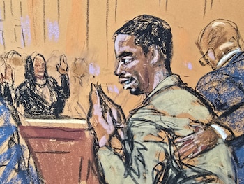 Durante su audiencia, se mostró sereno y saludó a su familia presente en la corte (REUTERS/Jane Rosenberg)