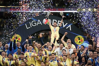 El capitán del América Henry Martin levanta el trofeo después de que ganaron el torneo Clausura y de Campeón de Campeones en el Estadio Azteca el domingo 26 de mayo del 2024. (AP Foto/Eduardo Verdugo)