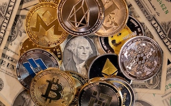 Representaciones físicas de varias criptomonedas. (REUTERS/Dado Ruvic)