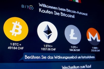 Pantalla de un cajero para comprar criptomonedas. (REUTERS/Arnd Wiegmann)