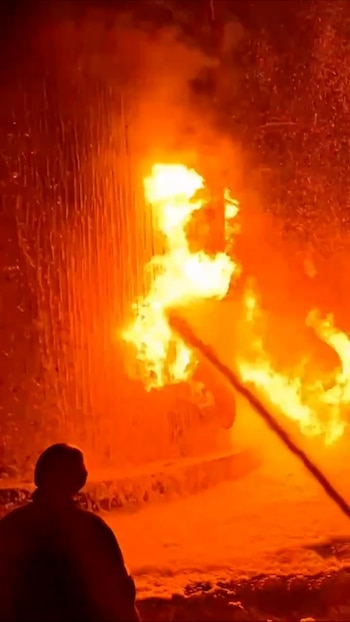 Bomberos trabajaron para apagar el incendio tras el ataque