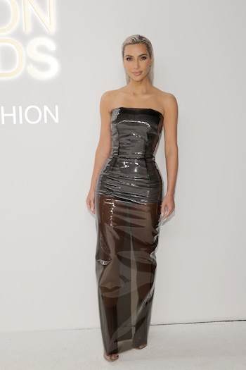 En los CFDA Fashion Awards 2022, Kim Kardashian impacta con un vestido de transparencias efecto celofán, diseño de Dolce & Gabbana (REUTERS)
