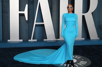Tras los Oscar 2022, Kim Kardashian apuesta por un diseño futurista en azul de Balenciaga, transformado en guantes y con larga cola (REUTERS)