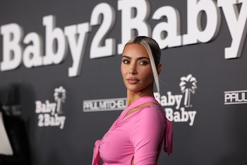 Durante la gala Baby2Baby 2022, Kim Kardashian luce un vestido rosa intenso de Balenciaga, siguiendo la tendencia Barbiecore (REUTERS)