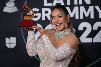 En la fotografía Chiquis Rivera posó con su premio a mejor álbum de banda por "Abeja reina" en la entrega anual del Latin Grammy número 23 en Las Vegas. (AP/John Locher)