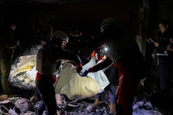 Un equipo de emergencias médicas luego de un ataque ruso con drones en Kiev, Ucrania. (AP Foto/Alex Babenko)