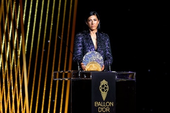 Jennifer Hermoso fue reconocida con el Trofeo Socrates por su dedicación a causas sociales, luciendo un traje metálico púrpura. (REUTERS/Sarah Meyssonnier)