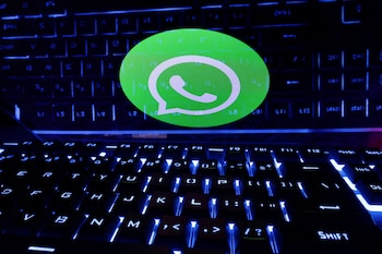 Algunos dispositivos Android dejan de actualizarse y por eso no tienen acceso a diferentes aplicaciones. (REUTERS/Dado Ruvic/Illustration/File Photo)
