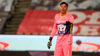 El portero Alfredo Talavera de la UNAM da indicaciones a sus compañeros en el estadio Hidalgo de Pachuca (México). EFE/Archivo
