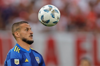 El jugador Darío Benedetto de Boca Juniors cabecea el balón, en una fotografía de archivo. EFE/ Juan Ignacio Roncoroni