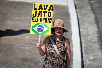 Una mujer sostiene un cartel en una caravana a favor a la operación Lava Jato en San Pablo (EFE/Fernando Bizerra/Archivo)