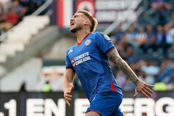 Fotografía de archivo en la que se registró al argentino Gonzalo Piovi, defensor del club mexicano de fútbol Cruz Azul, durante un partido de la Liga MX, en el estadio Ciudad de los Deportes de Ciudad de México. EFE/José Méndez