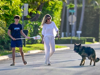 La supermodelo y su hijo Benjamin junto a su perro (Mega/The Grosby Group)
