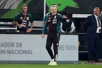 El técnico de México Javier Aguirre dando instrucciones durante el partido amistoso contra Canadá, el martes 10 de septiembre de 2024, en Arlington, Texas. (AP Foto/Tony Gutiérrez)