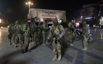 Combatientes de la oposición siria se reúnen en la plaza Saadallah al-Jabiri, después de que los rebeldes opuestos al dictador sirio Bashar al-Assad dijeran que habían alcanzado el corazón de Alepo. (REUTERS/Mahmoud Hasano)
