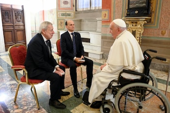 El papa Francisco conversa con el embajador de Argentina ante la Santa Sede, Pablo Beltramino (c) y el canciller chileno, Alberto van Klaveren (i), antes de presidir la ceremonia por el 40 aniversario del Tratado de Paz y Amistad entre Argentina y Chile por la disputa del canal de Beagle (EFE/Dicasterio para la Comunicación del Vaticano)
