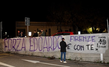 La bandera de los hinchas de la Fiorentina para mostrar su apoyo a Edoardo Bove (REUTERS/Jennifer Lorenzini)