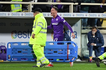 El momento de tensión que se vivió por el ingreso de la ambulancia, con Robin Gosens como uno de los futbolistas más enojados (REUTERS/Jennifer Lorenzini)