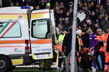 Edoardo Bove cuando estaba ingresando a la ambulacia (REUTERS/Jennifer Lorenzini)