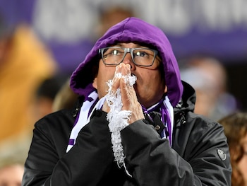La reacción de los hinchas ante la situación de Edoardo Bove (REUTERS/Jennifer Lorenzini)