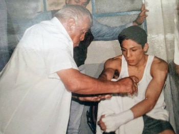 La similitud boxística entre "el magnífico" y Marco Antonio Barrera lo colocaron como sparring de la leyenda filipina en dos ocasiones.(IG/isra_el_magnifico)