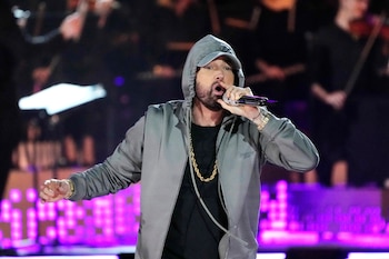 Eminem mostró una actitud más compasiva hacia su madre en la canción "Headlights" de 2013, donde la reconocía como una figura importante en su vida. (Foto AP/Carlos Osorio, archivo)