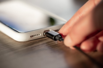 Hay que desconectar el celular una vez esté cargado. (Foto: Freepik)