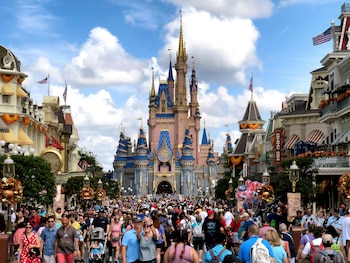 Nuevo lounge en Spaceship Earth ofrecerá vistas panorámicas y abrirá sus puertas en la primavera de 2025. (Joe Burbank/Orlando Sentinel vía AP, Archivo)