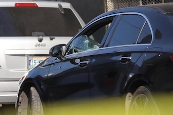 El automóvil de la joven empresaria quedó con impactos de bala fuera del gimnasio que solía frecuentar. Crédito: X/@PandadelAmor