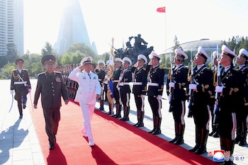 El general del ejército de Corea del Norte, Kim Su Gil, y el almirante chino Miao Hua pasan revista a la guardia de honor. KCNA vía REUTERS