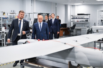 Foto de archivo: El presidente de Rusia, Vladimir Putin, visita unas instalaciones de producción de drones del Centro de Tecnología Especial en San Petersburgo. (Sputnik/Grigory Sysoyev/Kremlin/REUTERS)