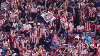 Los fans rojiblancos no aguantaron la derrota de su equipo ante los Zorros. (X / @Chivas)