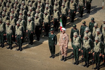 FOTO DE ARCHIVO: Miembros del Cuerpo de la Guardia Revolucionaria Islámica (IRGC) asisten a un ejercicio militar de las fuerzas terrestres del IRGC en la zona de Aras, provincia de Azerbaiyán Oriental, Irán. 17 de octubre de 2022 (IRGC/WANA via Reuters)