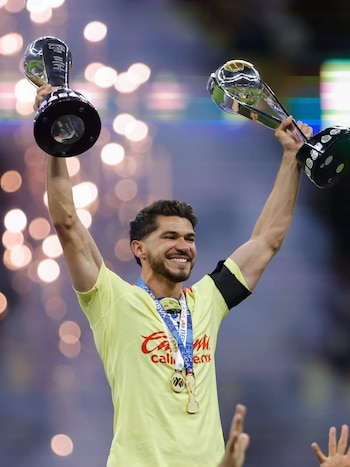 El capitán americanista alza los títulos de Liga y Campeón de Campeones. (X / Club América)