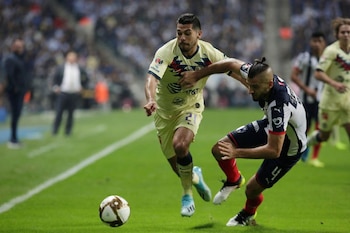 Foto de archivo de Henry Martin peleando el balón con Nicolás Sánchez durante la final del torneo Apertura 2019 entre América y Monterrey en México. Estadio BBVA, Monterrey, México. 26 de diciembre de 2019.
REUTERS/Daniel Becerril