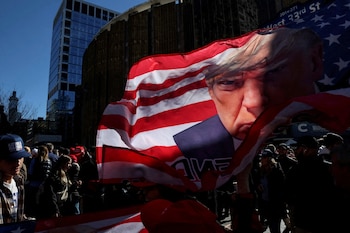 Una bandera con el rostro de Trump fuera del Madison Square Garden  (REUTERS/Leah Millis/archivo)