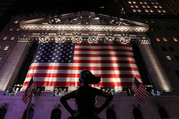 La escultura "Niña sin miedo" se encuentra frente a la Bolsa de Nueva York, el día en que se espera que el presidente electo de EE.UU., Donald Trump, toque la campana de apertura para celebrar su nombramiento como «Persona del año» por la revista Time. (Reuters/Adam Gray)