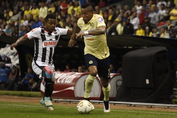MÉXICO, D.F., 07DICIEMBRE2014.- Las Águilas del América y los Rayados de Monterrey empatan a cero goles, en el partido de vuelta de la semifinal del torneo Clausura 2014, disputado en el estadio Azteca. El resultado otorga el pase a la final a los de Coapa. En la imagen, Dorlán Pabón pelea el balón con Michael Arroyo.
FOTO: ISAAC ESQUIVEL /CUARTOSCURO.COM