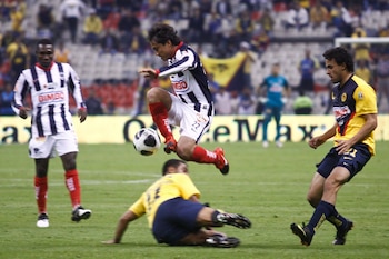 MÉXICO, D.F., 28NOVIEMBRE2009.- William Paredes esquiva una barrida de Daniel Montenegro, en el partido que el América perdió por marcador global de 2-1 ante los Rayados del Monterrey con lo que las Águilas quedaron eliminados del torneo Apertura.
FOTO: ISAAC ESQUIVEL/CUARTOSCURO.COM