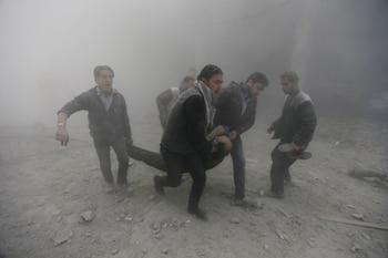 Residentes llevan a un hombre herido, tras siete ataques aéreos de las fuerzas leales a Bashar al Assad, en Duma, cerca de Damasco, 2 de febrero de 2015 (REUTERS/Bassam Khabieh)