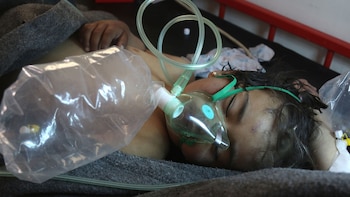 Rescatistas sirios afirmaron que cayó gas tóxico en una ciudad de la provincia de Idlib en 2016  (AFP)