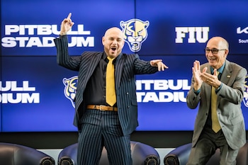 Pitbull y el presidente de FIU, Kenneth Jessell, en una conferencia de prensa para anunciar una asociación atlética del cantante con la Universidad Internacional de Florida en 2019. (Sophia Bolivar/Miami Herald via AP)