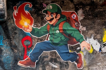 Arte callejero que representa al personaje de videojuegos Luigi y un logotipo tachado de UnitedHealthcare, en referencia a Luigi Mangione, sospechoso del asesinato del CEO de UnitedHealthcare, Brian Thompson, aparece en un muro del Pike Place Market en Seattle. (REUTERS/David Ryder)