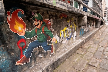 Arte urbano en Nueva York que reinterpreta el caso Mangione y su simbolismo en el debate sobre el sistema de salud estadounidense. (REUTERS/David Ryder NO RESALES NO ARCHIVES)