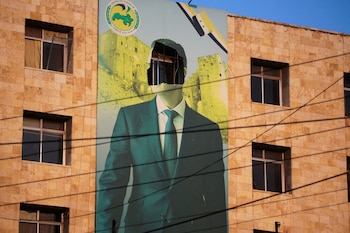 Un cartel dañado del presidente sirio Bashar al-Assad en Alepo (REUTERS/Mahmoud Hassano)